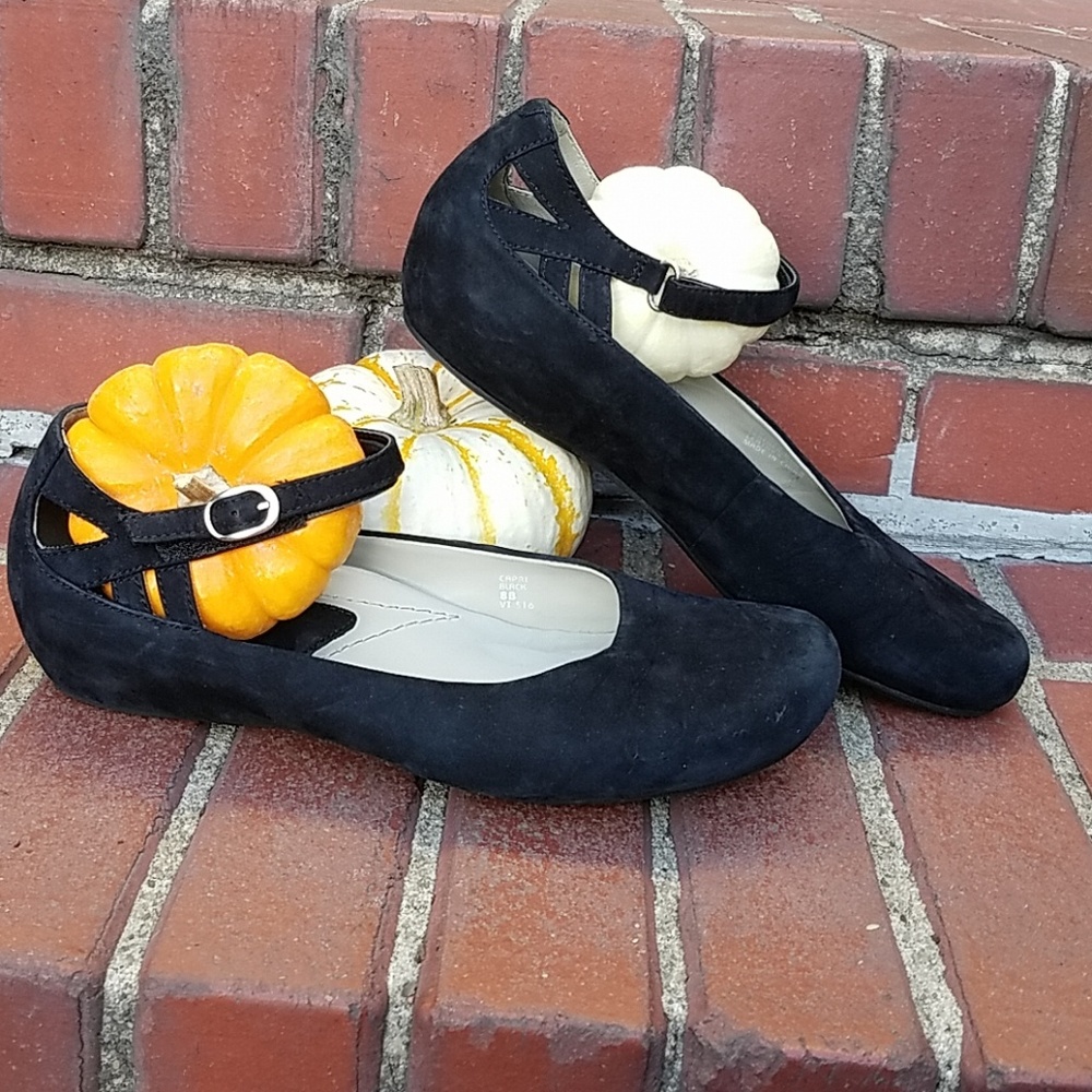 Earthies suade flat Mary Jane's size 8